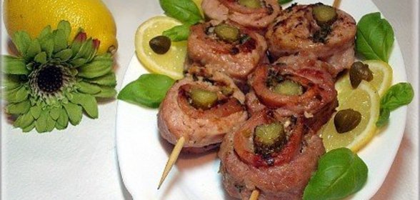 Мясные рулетики на шпажках с корнишонами и творожно-паштетной начинкой