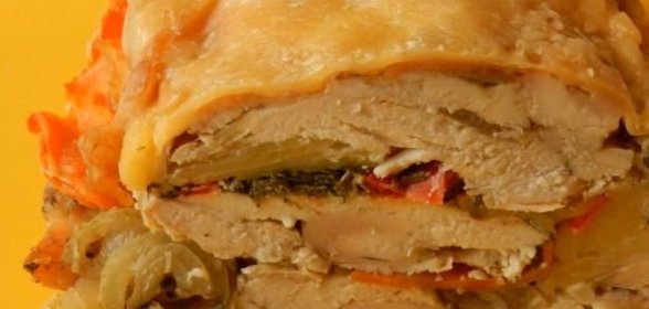 Куриный рулет с овощами (в духовке)