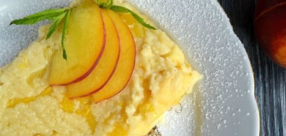 Манная запеканка с персиками