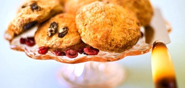 Печенье с белым шоколадом, черникой и кедровыми орешками