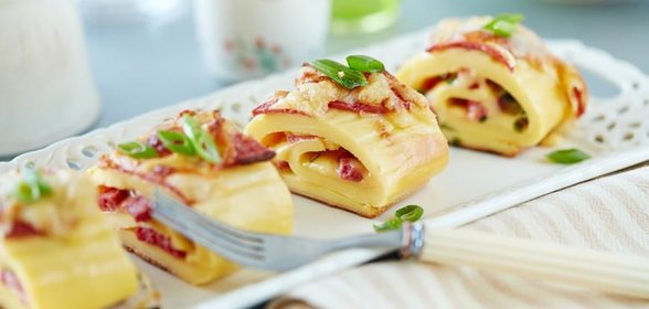 Рулет из омлета с колбасой