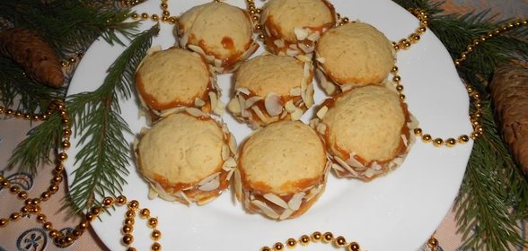 Печенье с вареной сгущенкой и миндальными лепестками