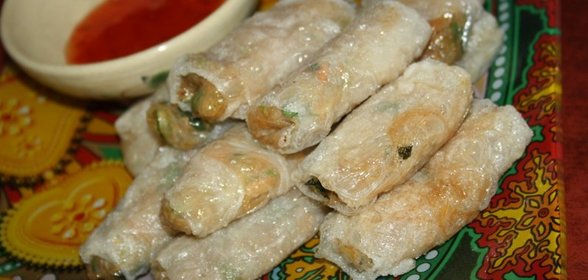 Рулетики из рисовой бумаги с пряным салатом из фунчезы с креветками по-тайски