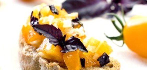 Брускетта с желтыми черри и травами