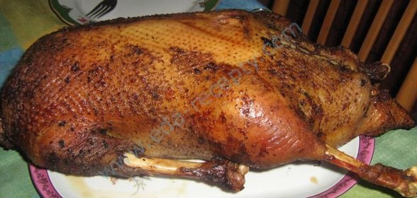 Запеченный гусь в духовке с яблоками