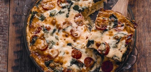 Картофельный пирог с помидорами и шпинатом