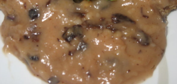 Грибной соус с изюмом и черносливом