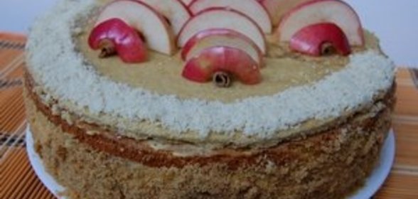 Яблочный торт с карамельным баварским муссом с корицей