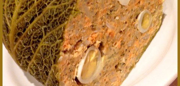 Рулет из сёмги с рисом и чечевицей в савойской капусте