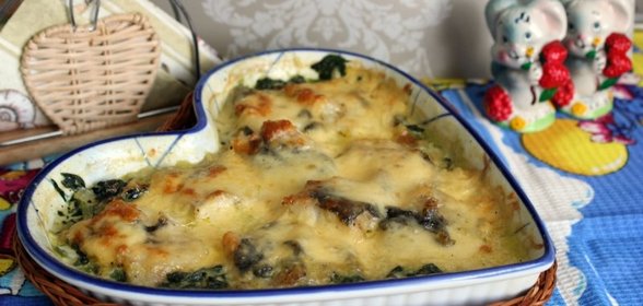 Треска под сырной корочкой на подушке из шпината со сливками