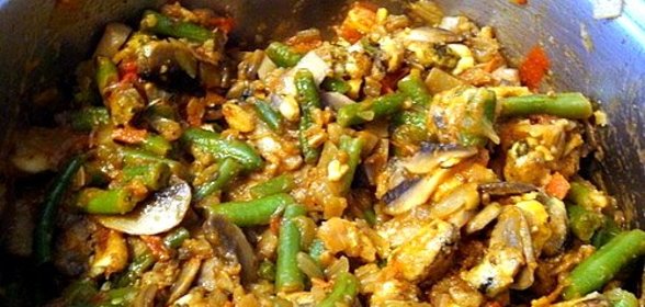 Овощное рагу с грибами и мидиями