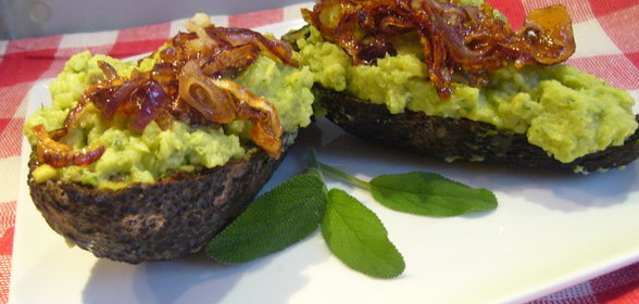 Картофельно-авокадовое пюре с карамелизированным луком