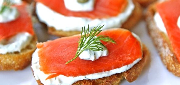 Брускетта с лососем