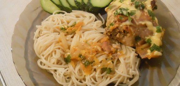 Тушеный кролик со сметаной с сыром и зеленью ( рецепт для мульти)