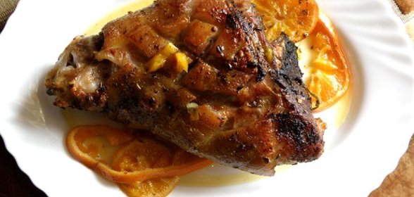 Рулька свиная, запеченая на мандаринах