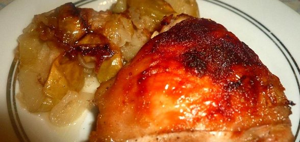 Куриные бедрышки с яблоками
