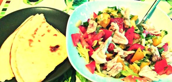 Салат в мексиканском стиле с хрустящей тортильей