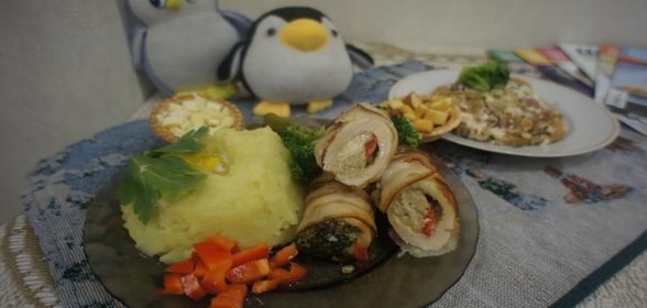 Рулетики из куриного филе с брокколи по-пингвински