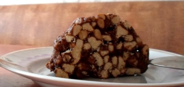 Шоколадная колбаска с печеньем и арахисом