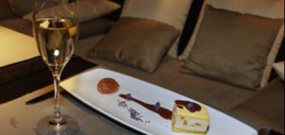 Каштановый мусс на каштановом печенье с фондутой из шоколада, Marrons glacees и засахаренными фиалками