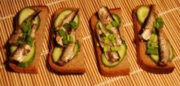 Бутерброды с фруктами и чесноком