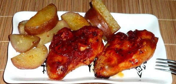 Крылышки в томатном соусе и картофель на гарнир