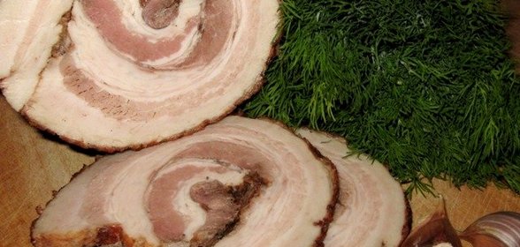 Рулет из сала в луковой шелухе