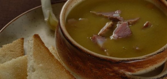 Гороховый суп с чесночными тостами