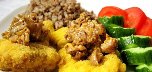 Золотистые отбивные с грибами и гречкой