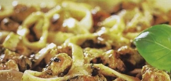 Лапша с куриным филе и ореховым песто