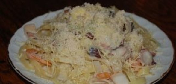 Лингвини с морепродуктами в сырном соусе
