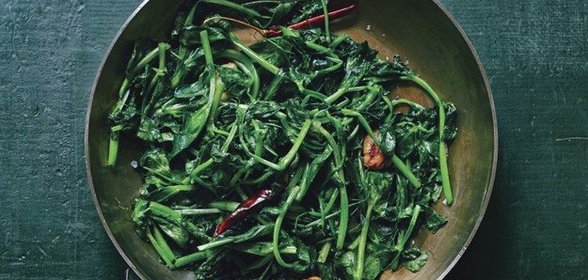 Побеги гороха с перцем чили