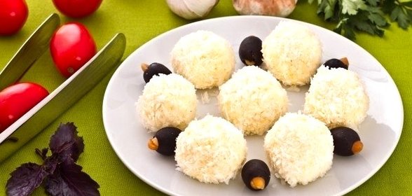 Шарики из плавленого сыра в кокосовой стружке