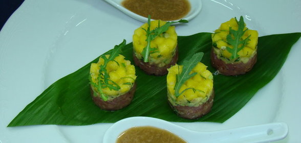 Тартар из тунца, авокадо и манго