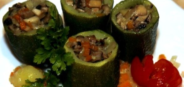 Кабачки, фаршированные грибами и овощами