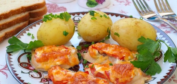 Филе индейки запечённое с помидорами и луком
