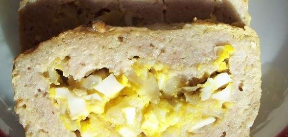 Мясной рулет с яйцом и луком