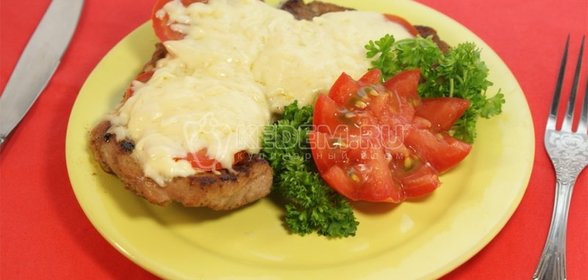 Отбивная под сыром с помидором