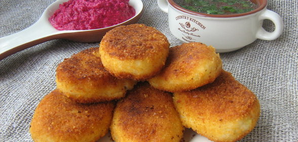 Картофельные пирожки с брынзой и свекольно-сметанным соусом