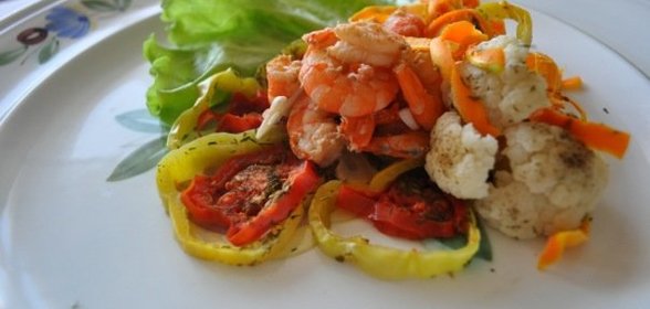 Креветки в зеленом чае с овощами