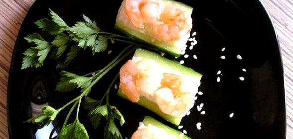 Роллы с креветками в огурце