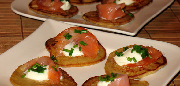 Гречневые блинчики с копчёной горбушей и йогуртом