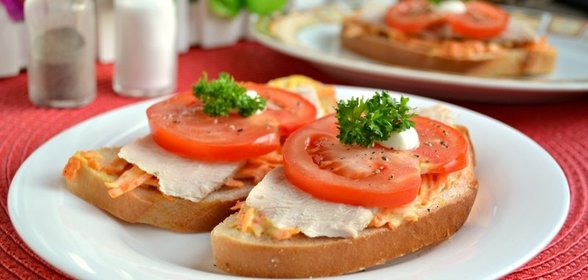 Бутерброды с морковью и отварным мясом