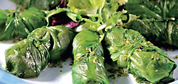 Голубцы из латука с травами и козьим сыром