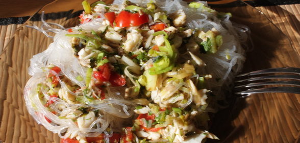 Рисовая лапша с треской в овощном сопровождении