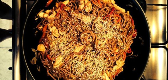 Гречневая лапша с курицей, овощами и кунжутом