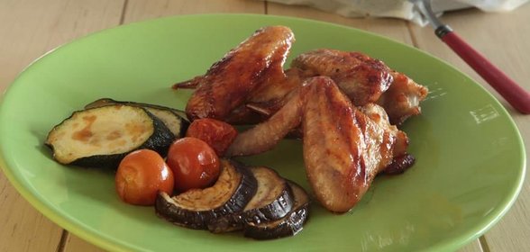 Куриные крылышки с овощами