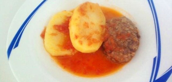 Котлеты с картошкой в томатном соусе
