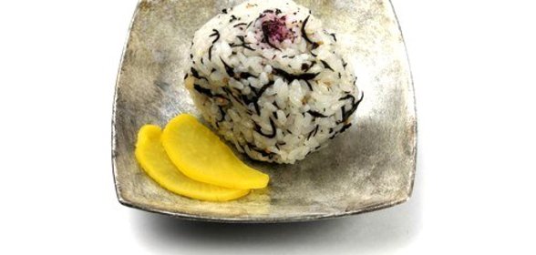 Кососовые суши с малиной и апельсинами