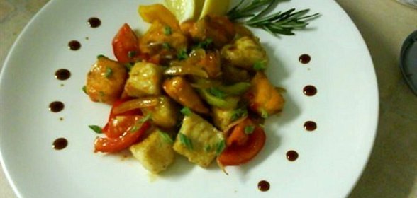 Филе жареного лосося и судака с овощами под пикантным соусом